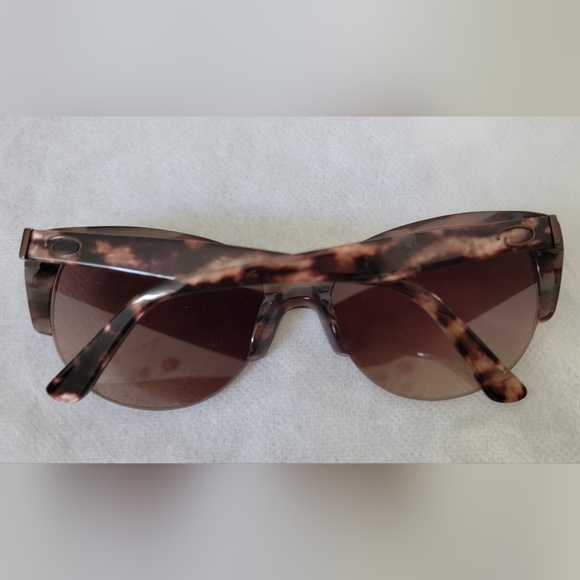 Cat-eye tortoise sunglasses. - Picture 2 of 4